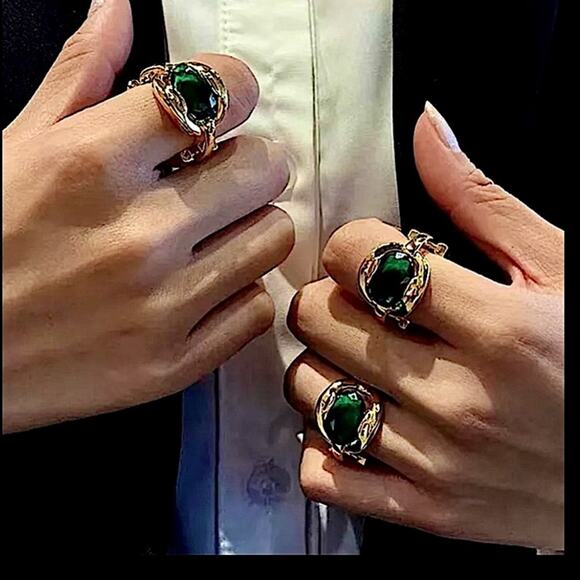 Gold 18k plated emerald green adjustable resizable ring - Picture 10 of 16